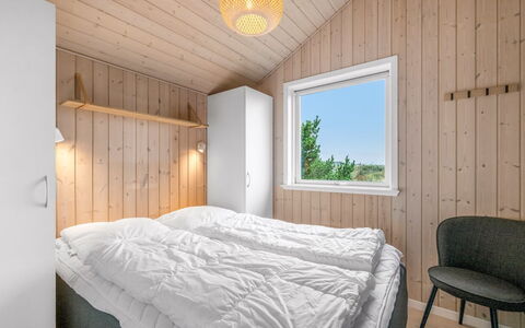 Effie - 500M from the Sea: Holz, Schlafzimmer, Zuhause, Bett, Decke, Bedding, Hartholz, Bettrahmen, Holzbeize, Planke