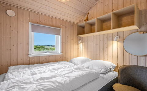 Effie - 500M from the Sea: Holz, Schlafzimmer, Bett, Bedding, Bettdecke, Bettrahmen, Hartholz, Planke, Holzbeize, Design