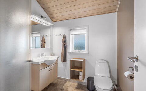 Effie - 500M from the Sea: Armatur, Holz, Flooring, Fussboden, Sinken, Decke, Interior Design, Badezimmer, Installation, Zapfhahn