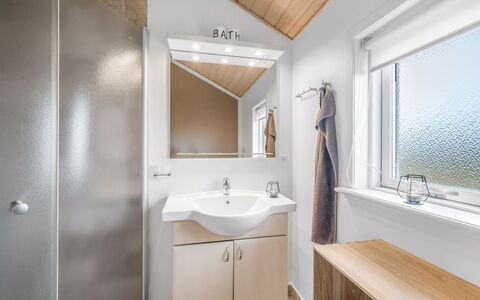 Effie - 500M from the Sea: Armatur, Interior Design, Flooring, Holz, Fussboden, Decke, Bad Sink, Sinken, Badezimmer, Zapfhahn