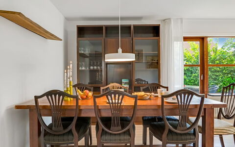 Ilmo - 1.9Km from the Sea: Möbel, Interior Design, Tabelle, Holz, Esszimmer, Flooring, Stuhl, Küche & Esszimmer Tisch, Light Fixture, Decke