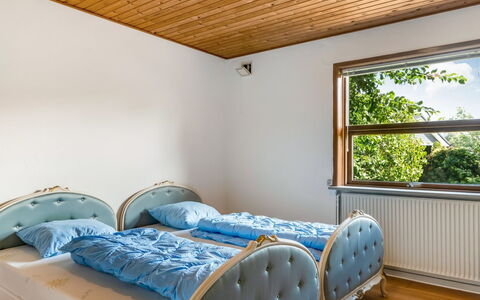 Ilmo - 1.9Km from the Sea: Interior Design, Bett, Schlafzimmer, Möbel, Holz, Flooring, Bettdecke, Bedding, Decke, Fussboden