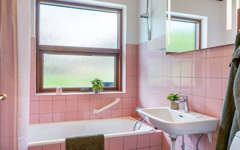 Ilmo - 1.9Km from the Sea: Armatur, Badezimmer, Installation, Zapfhahn, Interior Design, Rosa, Sinken, Fliese, Bad Sink, Badewanne
