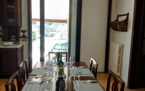 Villa Ginevra: Möbel, Tabelle, Holz, Interior Design, Esszimmer, Flooring, Stuhl, Küche & Esszimmer Tisch, Beleuchtung, Fussboden