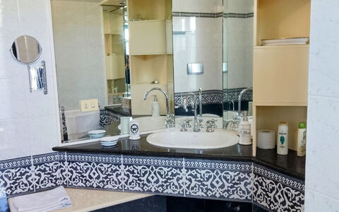 Villa Ginevra: Interior Design, Armatur, Flooring, Fussboden, Badezimmer, Zapfhahn, Bad Sink, Installation, Sinken, Fliese