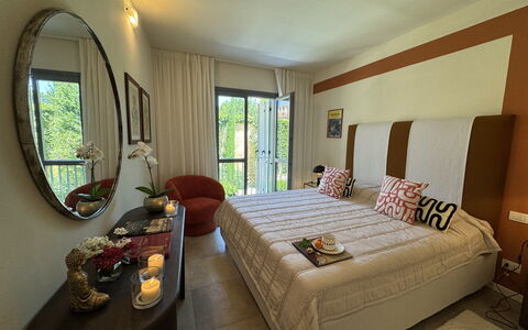 Ai Cantici: Möbel, Bett, Interior Design, Schlafzimmer, Flooring, Bettdecke, Bedding, Fussboden, Textil, Decke