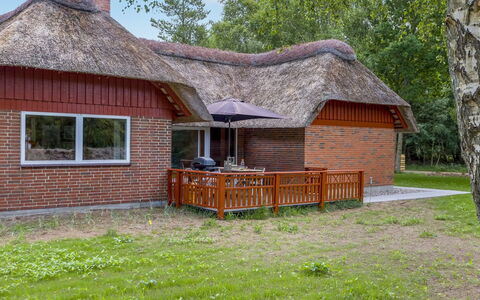 Menard - 1.2Km from the Sea: Dach, Haus, Zuhause, Hütte, Tür, Abstellgleis, Deck, Veranda, Planke, Hartholz