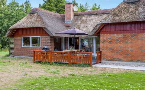 Menard - 1.2Km from the Sea: Dach, Haus, Zuhause, Hütte, Tür, Abstellgleis, Deck, Veranda, Planke, Hartholz