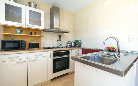 Gekko: Küchengerät, Küche, Countertop, Major Appliance, Cabinetry, Spüle, Herd, Flooring, Interior Design, Holz