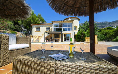 Gekko: Balkon, Veranda, Freizeit, Schatten, Gartenmöbel, Schwimmbad, Resort, Stuhl, Villa, Eco Hotel