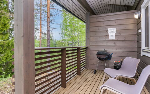 Joutsen: Gartenmöbel, Strauch, Haus, Tisch Im Freien, Möbel, Zuhause, Garten, Rasen, Hinterhof, Estate