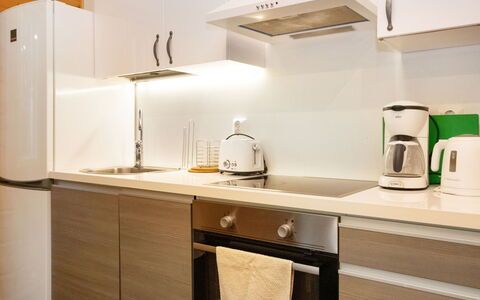 Ahma: Küchengerät, Küche, Countertop, Cabinetry, Major Appliance, Interior Design, Möbel, Flooring, Holz, Haushaltsgerät