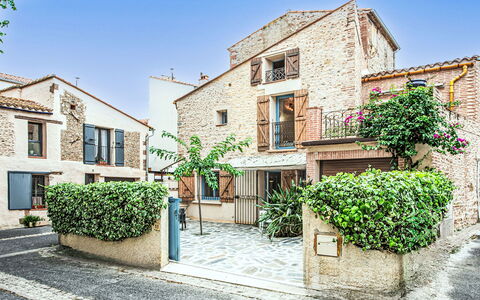 Tour Carrée: Baum, Haus, Hütte, Zuhause, Ländliches Gebiet, Landschaft, Hügel, Grundstueck, Bergstation
