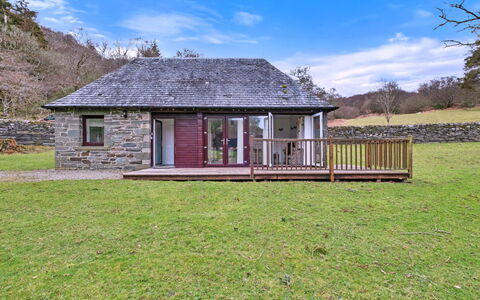 The Turbine House: Baum, Haus, Hütte, Zuhause, Ländliches Gebiet, Landschaft, Hügel, Grundstueck, Bergstation