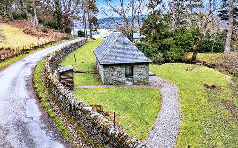 The Turbine House: Baum, Haus, Hütte, Zuhause, Ländliches Gebiet, Landschaft, Hügel, Grundstueck, Bergstation