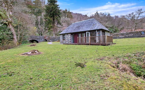 The Turbine House: Baum, Haus, Hütte, Zuhause, Ländliches Gebiet, Landschaft, Hügel, Grundstueck, Bergstation