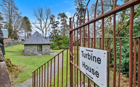 The Turbine House: Baum, Haus, Hütte, Zuhause, Ländliches Gebiet, Landschaft, Hügel, Grundstueck, Bergstation
