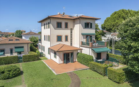 Attico Marino: Wohngebiet, Strauch, Zuhause, Menschliche Siedlung, Estate, Wohnung, Balkon, Rasen, Garten, Landscaping