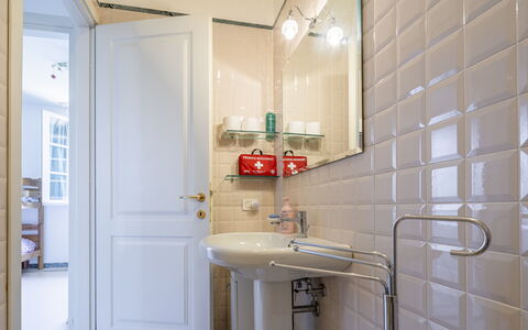 Attico Marino: Wand, Interior Design, Badezimmer, Armatur, Flooring, Fussboden, Installation, Bad Sink, Zapfhahn, Fliese