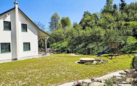 Casa Lenka: Haus, Zuhause, Hütte, Strauch, Garten, Rasen, Estate, Bauernhaus, Garten, Landscaping