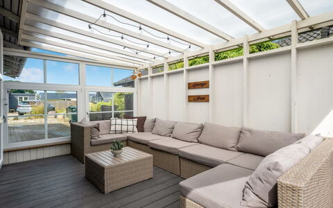 Urda - 50M from the Sea: Holz, Interior Design, Verbundwerkstoff, Deck, Gartenmöbel, Schatten, Hartholz, Veranda, Glas, Decke