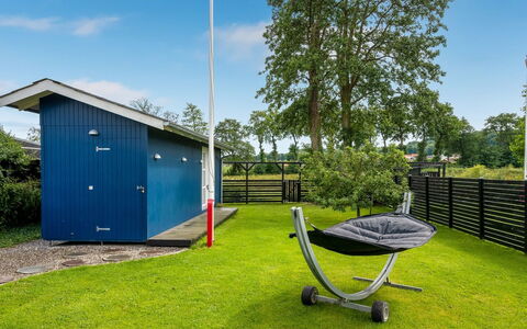 Urda - 50M from the Sea: Rasen, Schatten, Garten, Abstellgleis, Schuppen, Garten, Gartenbauten, Design, Kunstrasen, Landscaping