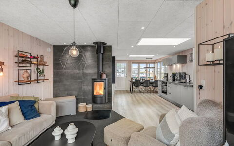 Urda - 50M from the Sea: Interior Design, Möbel, Flooring, Holz, Decke, Light Fixture, Fussboden, Zimmer, Beleuchtung, Wohnzimmer