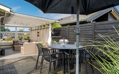Urda - 50M from the Sea: Möbel, Holz, Gartenmöbel, Tabelle, Tisch Im Freien, Stuhl, Flooring, Deck, Veranda, Fussboden