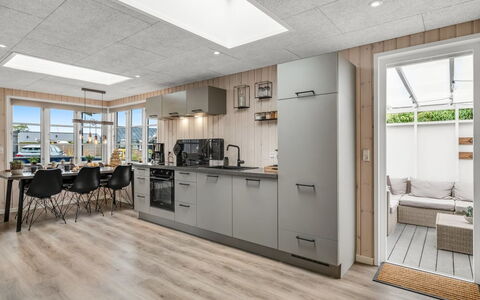 Urda - 50M from the Sea: Flooring, Interior Design, Holz, Decke, Fussboden, Küche, Möbel, Wohnung, Countertop, Zimmer