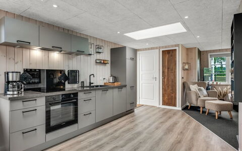 Urda - 50M from the Sea: Holz, Decke, Flooring, Küche, Interior Design, Möbel, Fussboden, Zimmer, Wohnung, Countertop