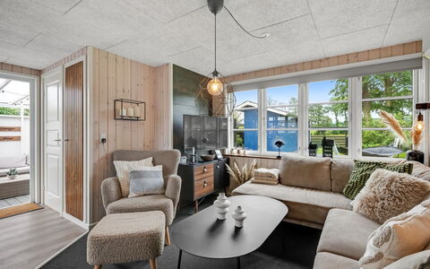 Urda - 50M from the Sea: Holz, Möbel, Interior Design, Couch, Flooring, Fussboden, Wohnzimmer, Decke, Zimmer