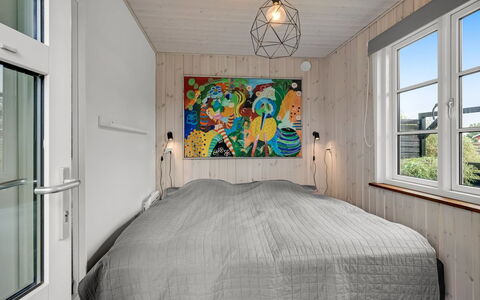 Urda - 50M from the Sea: Holz, Interior Design, Flooring, Fussboden, Schlafzimmer, Decke, Zimmer, Möbel, Bett, Holzbeize