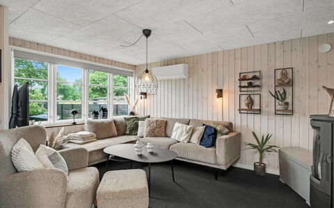 Urda - 50M from the Sea: Decke, Interior Design, Holz, Möbel, Light Fixture, Flooring, Fussboden, Beleuchtung, Zuhause, Wohnzimmer