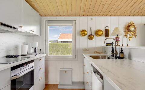 Fani - 150M from the Sea: Küche, Countertop, Holz, Flooring, Interior Design, Küchengerät, Cabinetry, Decke, Beleuchtung, Zuhause
