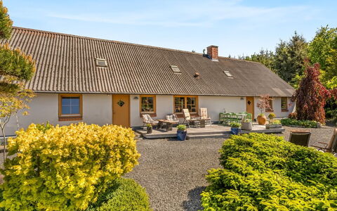 Elia - 5Km to the Fjord: Zuhause, Dach, Haus, Tür, Hütte, Schatten, Garten, Ground, Veranda, Garten