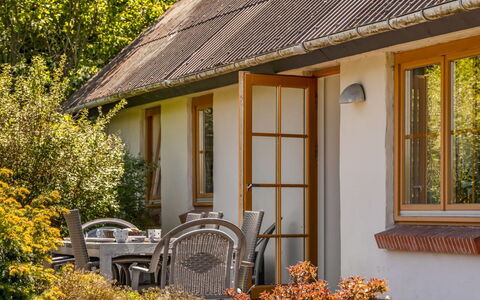 Elia - 5Km to the Fjord: Zuhause, Dach, Haus, Tür, Hütte, Schatten, Garten, Ground, Veranda, Garten