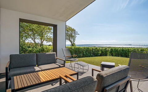 Nille - 30M from the Sea: Holz, Zuhause, Veranda, Deck, Hartholz, Dach, Holzbeize, Holzboden, Eco Hotel