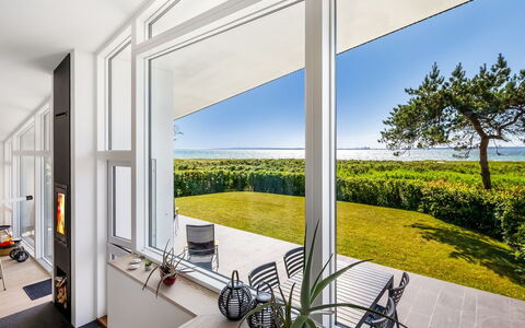 Nille - 30M from the Sea: Holz, Zuhause, Veranda, Deck, Hartholz, Dach, Holzbeize, Holzboden, Eco Hotel