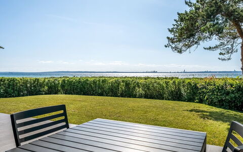 Nille - 30M from the Sea: Holz, Zuhause, Veranda, Deck, Hartholz, Dach, Holzbeize, Holzboden, Eco Hotel