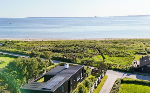 Nille - 30M from the Sea: Holz, Zuhause, Veranda, Deck, Hartholz, Dach, Holzbeize, Holzboden, Eco Hotel