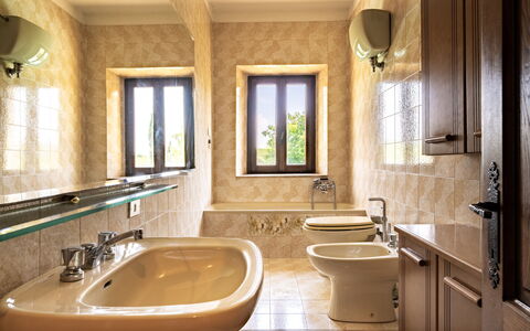 Casa La Cedrina, Pool, Lornano: Armatur, Bad Sink, Interior Design, Sinken, Badezimmer, Flooring, Fussboden, Zapfhahn, Installation, Beleuchtung