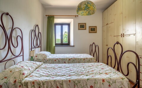Casa La Cedrina, Pool, Lornano: Wand, Schlafzimmer, Bett, Möbel, Bedding, Interior Design, Linens, Bettdecke, Bettrahmen, Zimmer