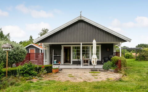 Thine - 800M from the Sea: Holz, Möbel, Wohnung, Zimmer, Decke, Holzbeize, Stuhl, Hartholz, Lack, Holz