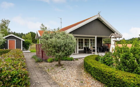 Thine - 800M from the Sea: Holz, Möbel, Wohnung, Zimmer, Decke, Holzbeize, Stuhl, Hartholz, Lack, Holz
