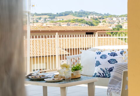 Sopraloreto Apartment: Möbel, Interior Design, Stuhl, Gartenmöbel, Balkon, Schatten, Holzbeize, Design, Zimmerpflanze, Linens