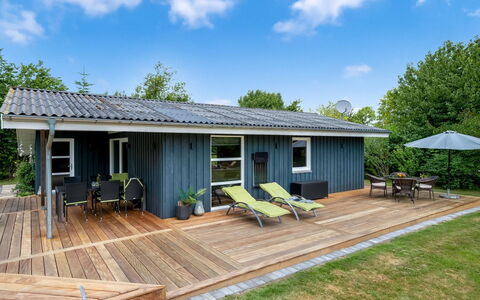 Ellie - 500M from the Sea: Hütte, Hinterhof, Garten, Gartenbauten, Schuppen, Abstellgleis, Gartenmöbel, Blockhaus, Outdoor Struktur, Hütte