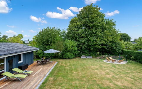 Ellie - 500M from the Sea: Hütte, Hinterhof, Garten, Gartenbauten, Schuppen, Abstellgleis, Gartenmöbel, Blockhaus, Outdoor Struktur, Hütte