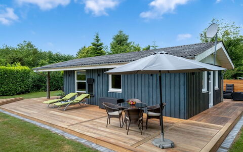 Ellie - 500M from the Sea: Hütte, Hinterhof, Garten, Gartenbauten, Schuppen, Abstellgleis, Gartenmöbel, Blockhaus, Outdoor Struktur, Hütte