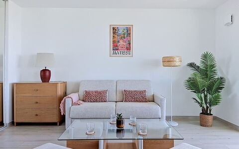 Saint Laurent du Var 204: Möbel, Interior Design, Wand, Couch, Flooring, Holz, Fussboden, Wohnzimmer, Zimmer, Tabelle