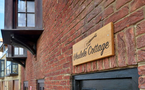 Ukulele Cottage: Wohngebiet, Urban Design, Wohnung, Landscaping, Estate, Balkon, Villa, Villa